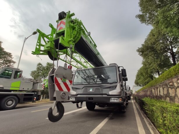 HYDRAULIC TRUCK CRANE 25T ZTC250V